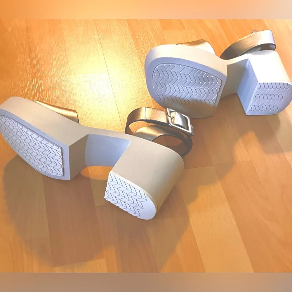 Naked Feet Metallic Silver/Bronze Platform Sandals w/ White Soles: Size 7.5